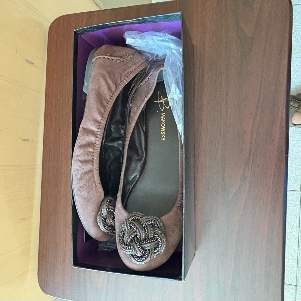 B Makowsky Elegant Brown Women's Flats with Knot Detail Sz. 8.5 W - Picture 7 of 8